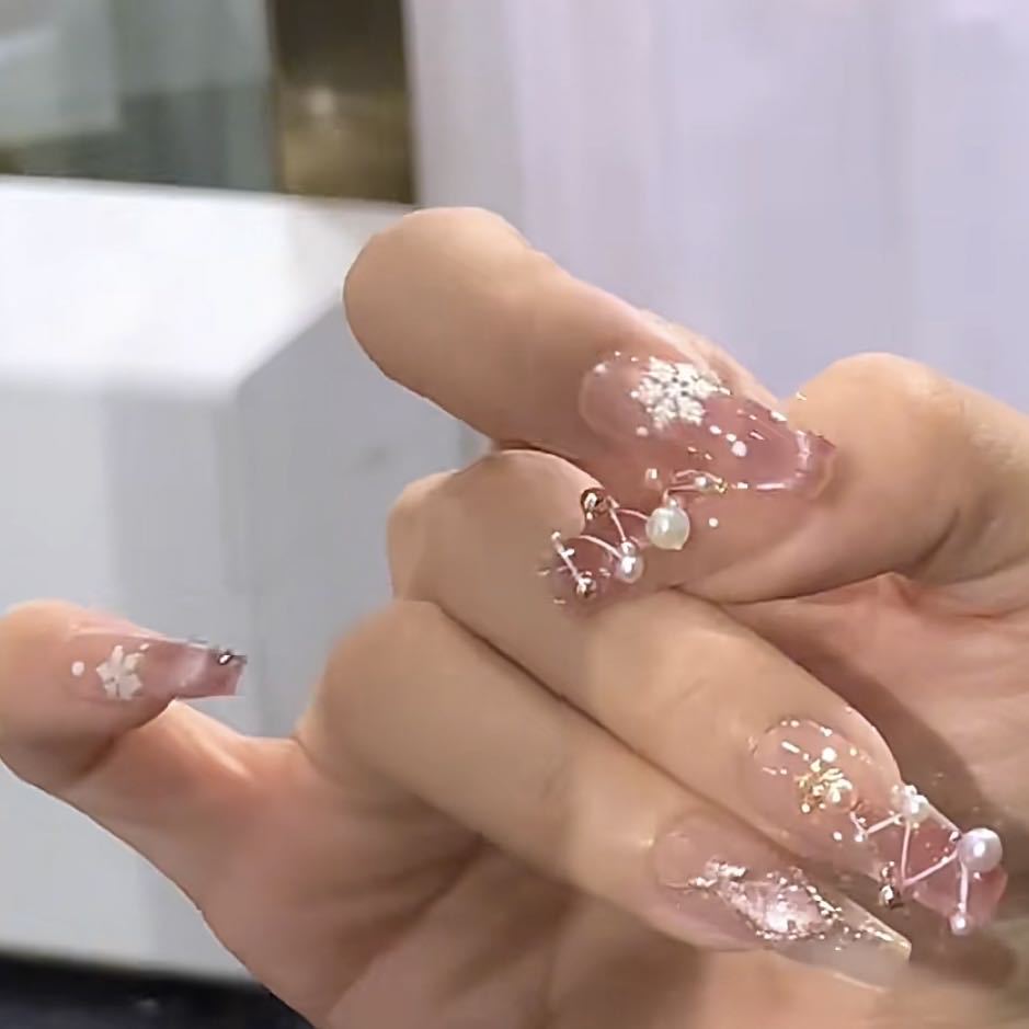 Long faux ongles : des extensions d'ongles ordinaires