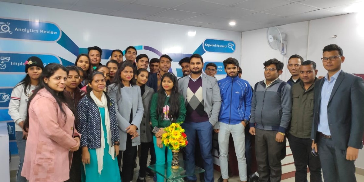 From College to Career: How Graphic Design Students Can Prepare for the Job Market