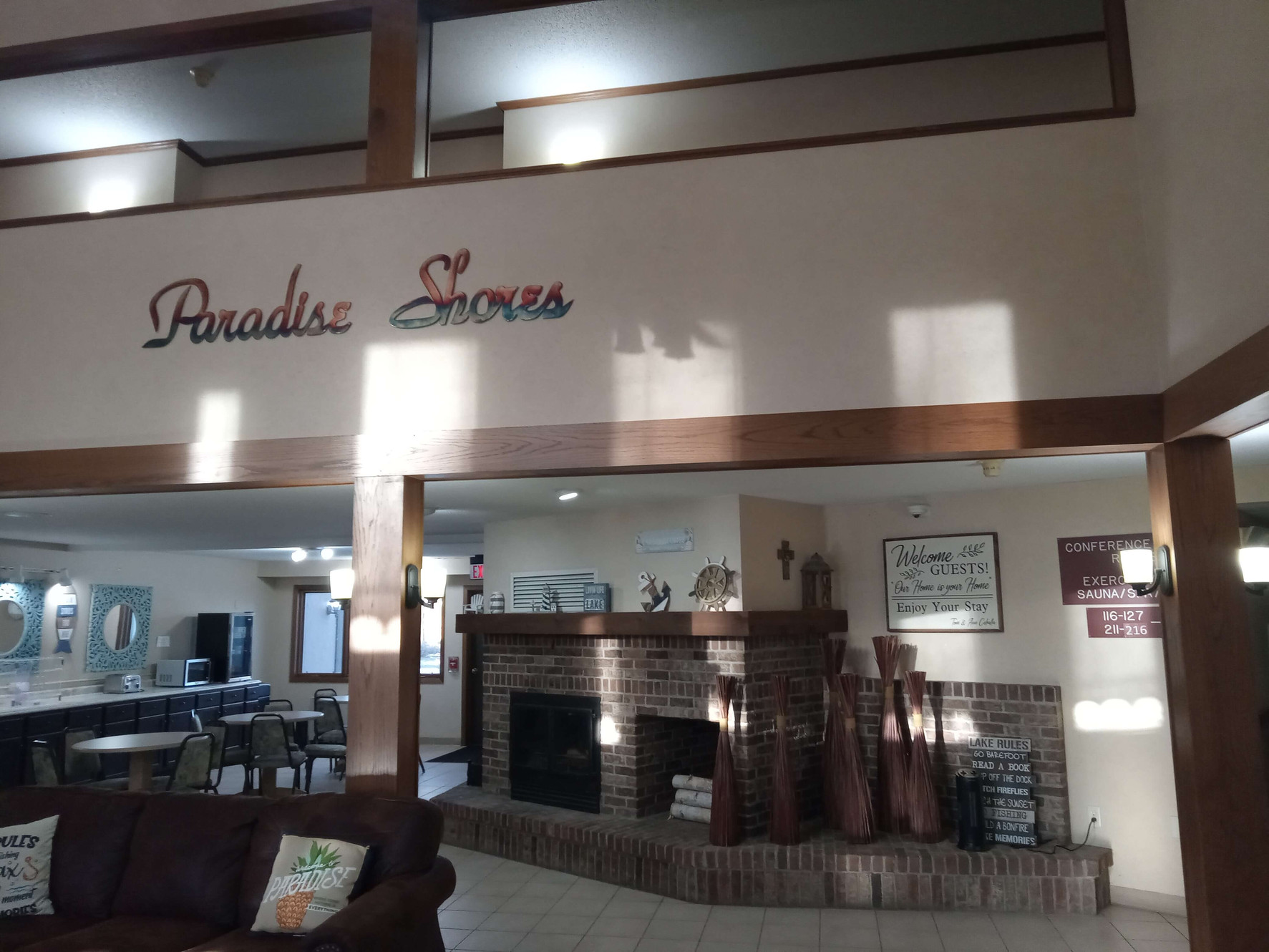 Lakefront Hotel with Wedding Venue in Lake Holcombe | Small Wedding Venues in Wisconsin | Paradise Shores Hotel