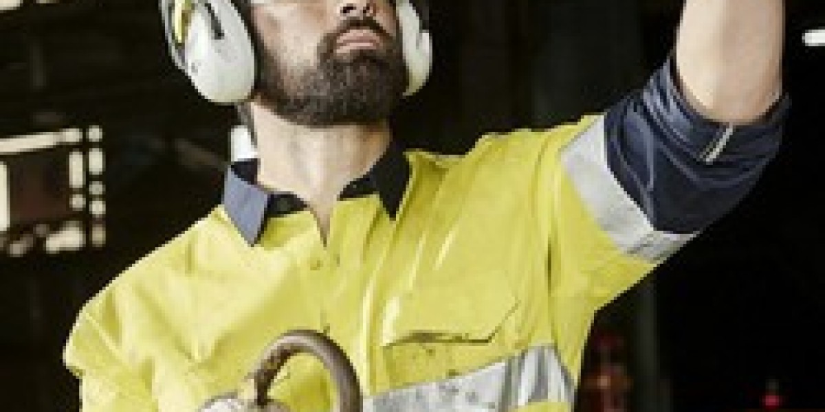 Hi-Vis and Warm: Winter Workwear Solutions for Men – Combining Visibility with Warmth