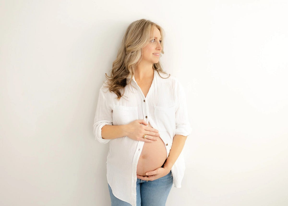 How to Get Comfortable on Camera — Tips from a Photographer in Lynchburg | by Liz Cook Photography | Aug, 2025 | Medium