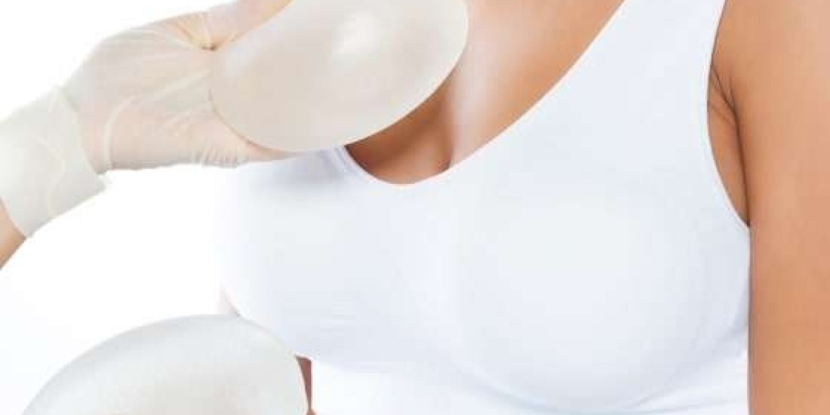تكبير الثدي في جدة: استعادة الثقة بجراحة تجميلية آمنة