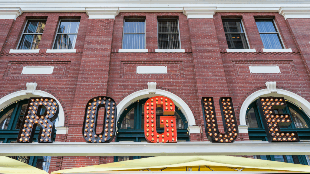 Top 5 Benefits of Raceway Signs for Commercial Complexes