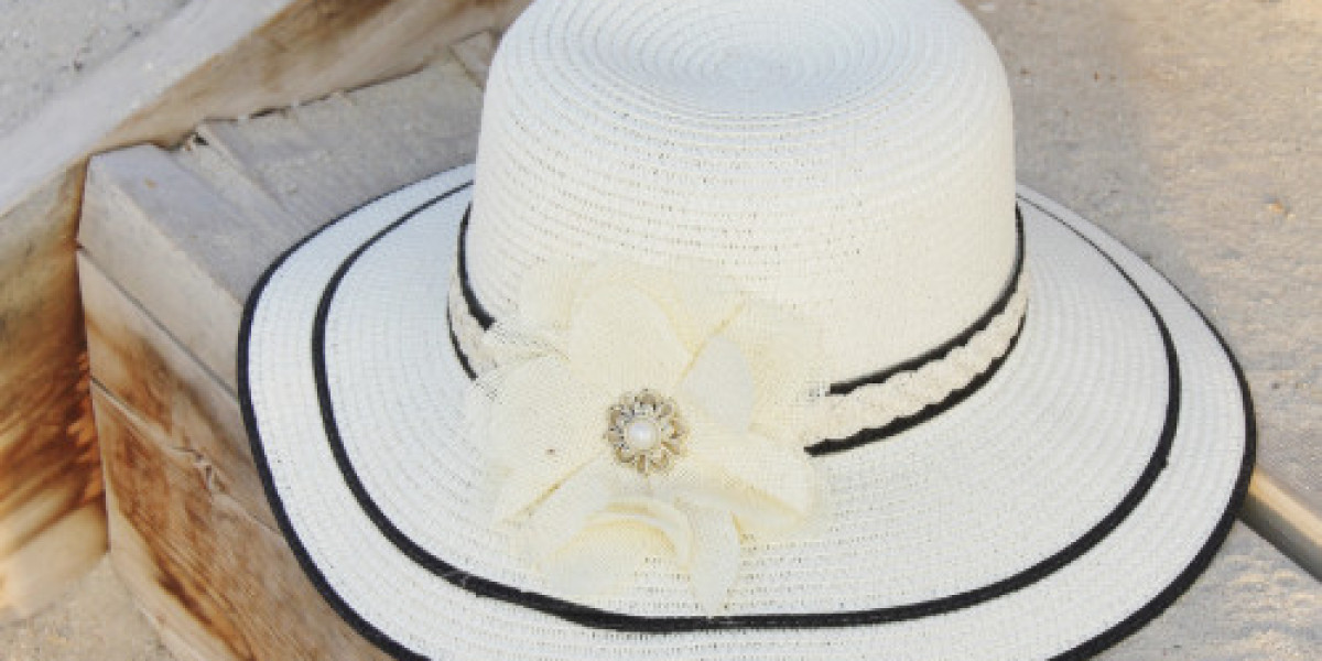 Style and Comfort for Summer Days with a Bamboo Bag and Beach Hat