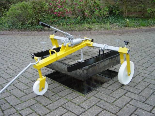 Techniche| Hydraulic & magnetic manhole cover lifters