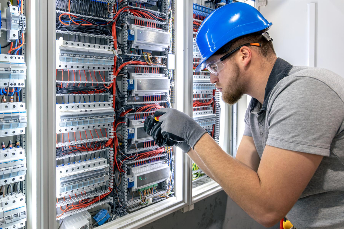 How to Choose the Right Electrician Near You | Homeowner Guide