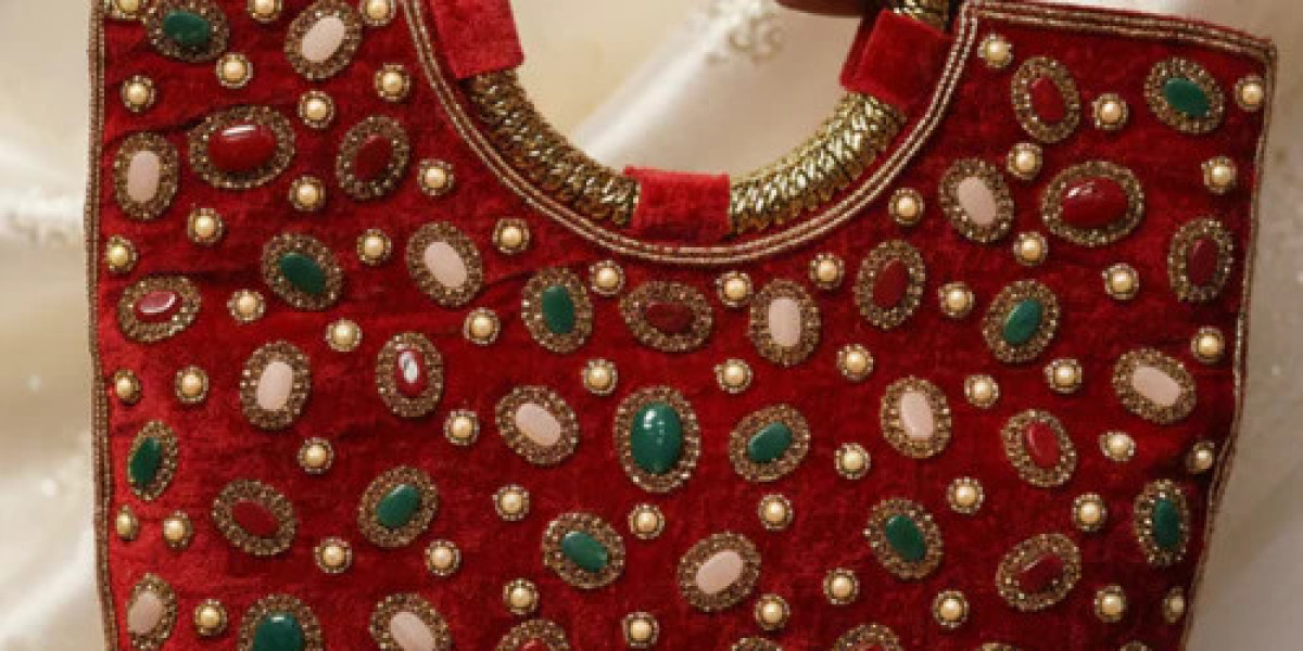 Top Trends in Women’s Clutches You Can Buy Online at the Best Prices