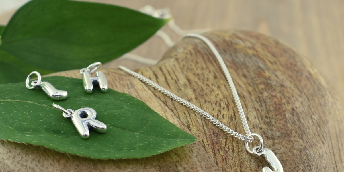 Timeless Silver Stories: Craftsmanship and Meaning in Modern Jewelry