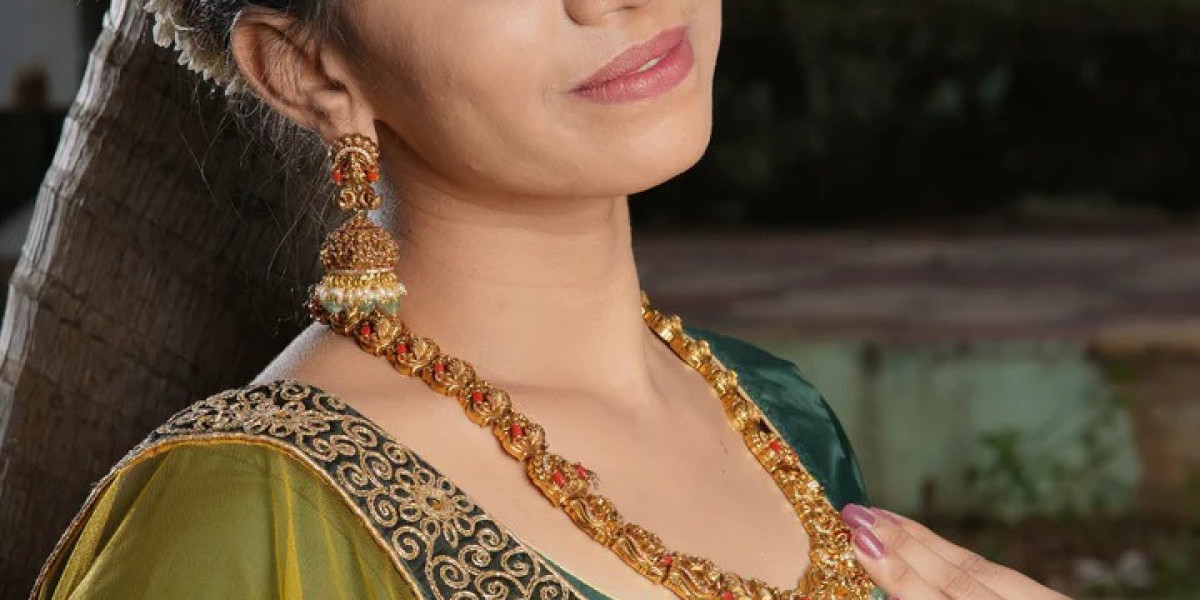 Timeless Drapes and Ethereal Styles That Celebrate Modern Festive Grace