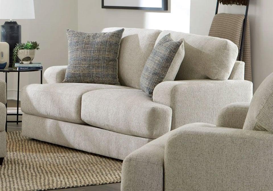 How to Choose a Love Seat for Illinois Homes