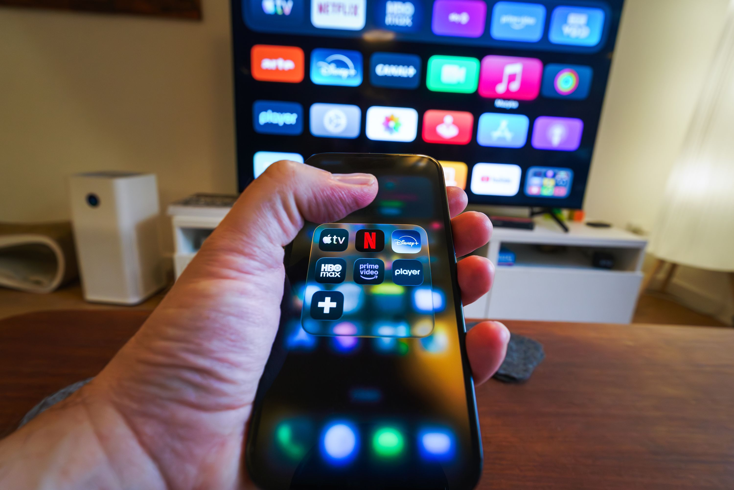 IPTV Subscription vs. Cable TV: Which is Better for Canadian Viewers?