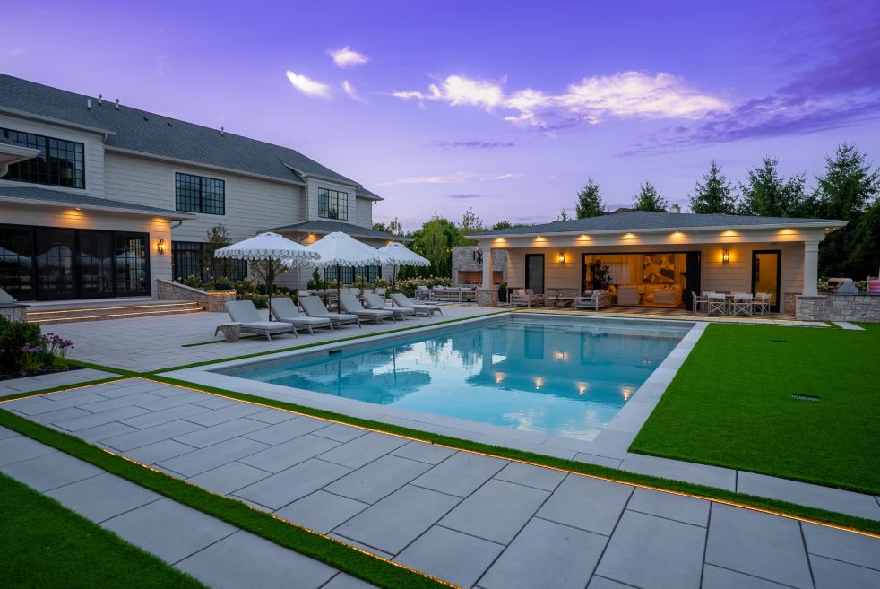 Designing Pool Landscapes That Stay Beautiful All Summer
